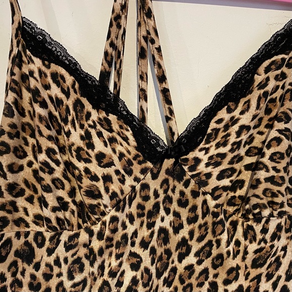 Size Small leopard print nightie with black lace neckline. - Picture 2 of 3